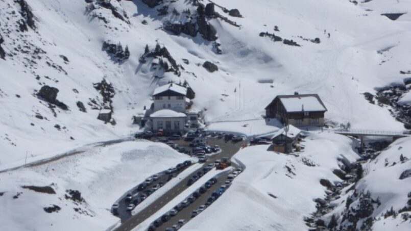 Gruppenhaus Berghotel und Berglodge Steingletscher in Gadmen mit Schnee bedecktem Berg im Hintergrund.