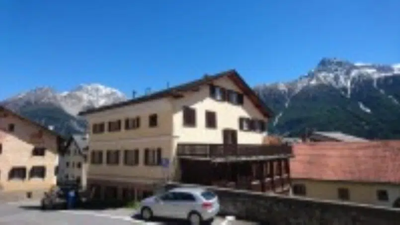 Gruppenunterkunft Blaukreuz-Ferienlagerhaus in Sent mit Parkmöglichkeit und Bergblick