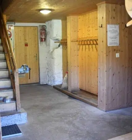 Gruppenunterkunft Blockhaus Duranna Conters i. P. - Raum mit Holzwänden und Holztreppe