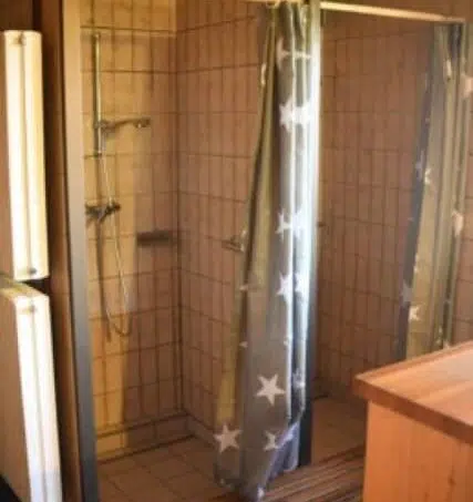 Gruppenunterkunft Blockhaus Duranna Conters i. P. - Badezimmer mit Dusche und Waschbecken