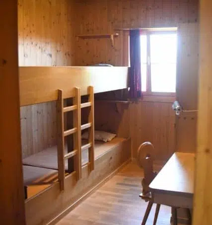 Gruppenunterkunft Blockhaus Duranna in Conters i. P. - Zimmer mit Etagenbetten