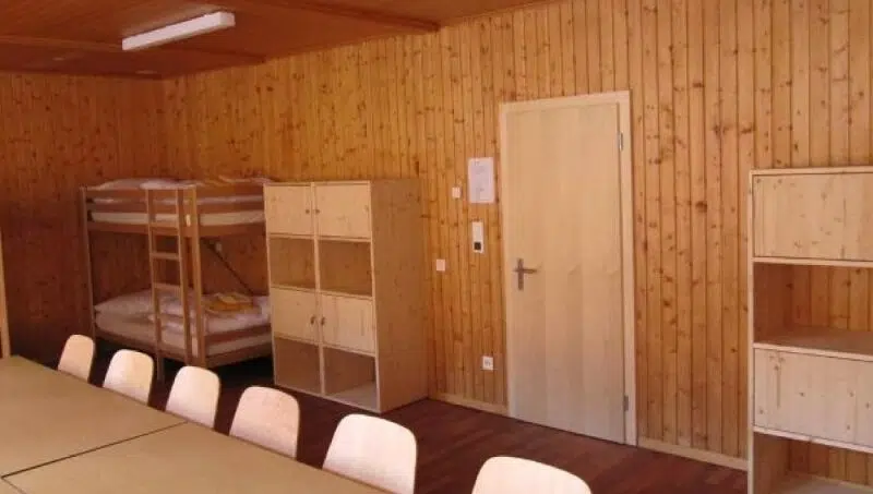 Gruppenunterkunft Burgergemeinde-Haus Blatten-Lötschental Zimmer mit Etagenbetten und Tisch