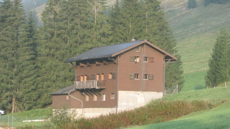 Gruppenunterkunft CEVI Ferienhaus Schneeberg Sörenberg braunes Gebäude auf Hügel
