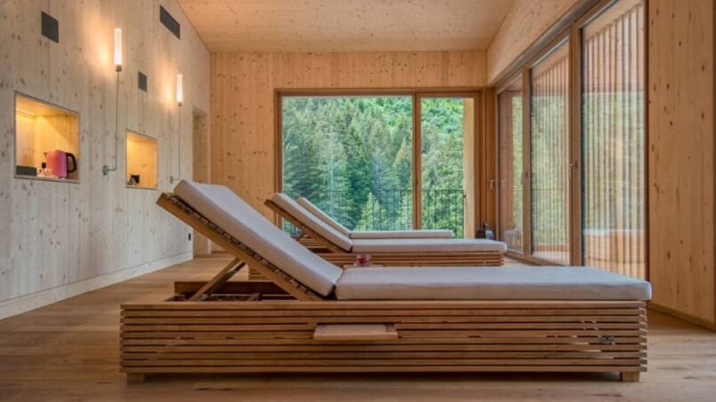 Zwei Holzliegen im Gruppenhaus Colonia Campra in Campra-Olivone, perfekte Gruppenunterkunft.