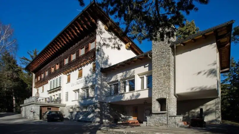 Gruppenunterkunft Casa Caltgera in Laax - Bergchalet mit Parkplatz