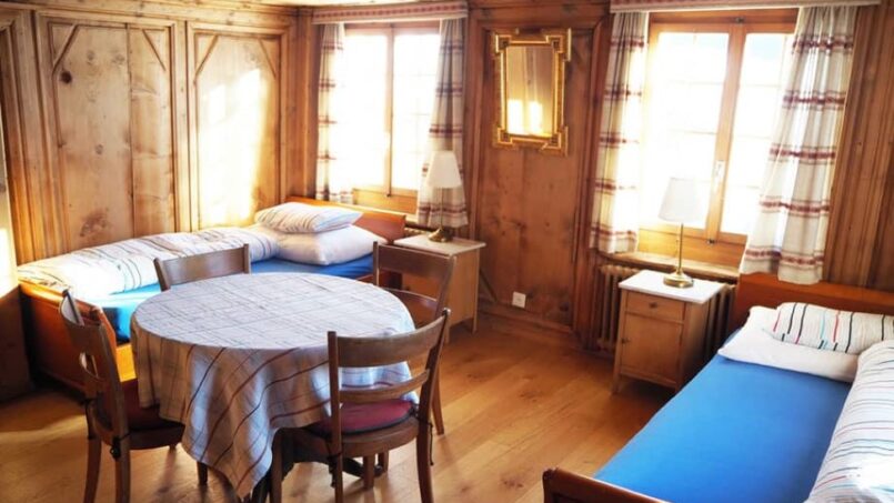 Gruppenunterkunft Casa Mirella Breil/Brigels, Holzzimmer mit zwei Betten und Tisch