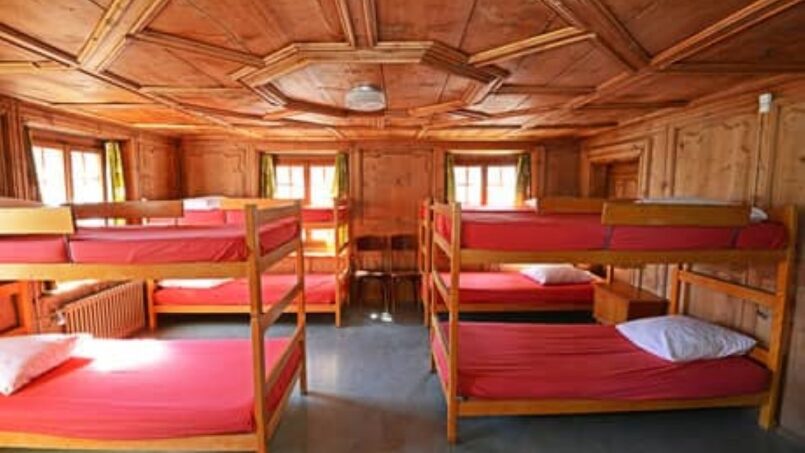 Gruppenunterkunft Casa Mirella Breil Brigels, Zimmer mit Etagenbetten in einer Holzhütte