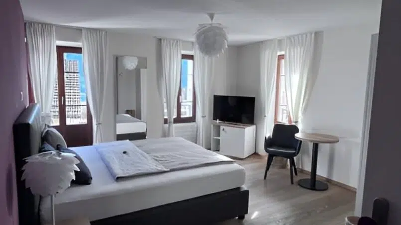Gruppenunterkunft Casa San Bernardo in Contra - Betten im Zimmer vom Hotel Savoy