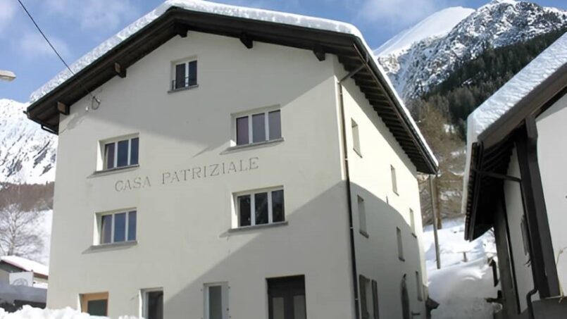 Gruppenunterkunft Casa Patriziale Catto-Quinto weißes Gebäude mit Schneedecke
