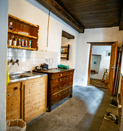 Gruppenunterkunft Casa Antica Lavizzara Küche mit Spüle und Herd