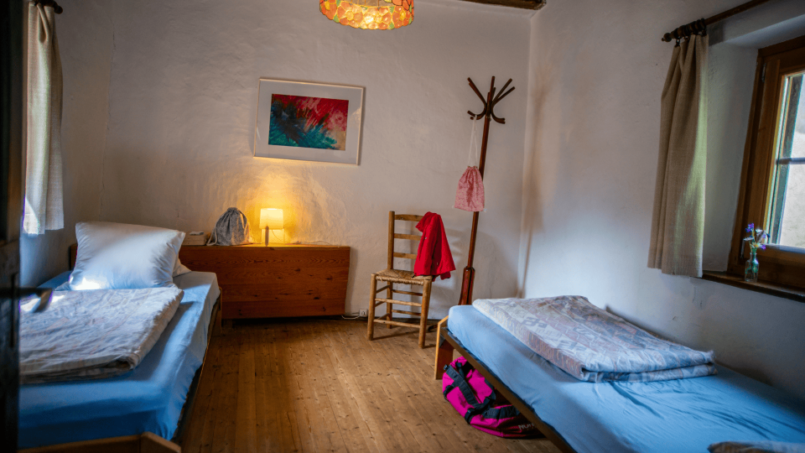 Zwei Einzelbetten im Zimmer Casa Antica Lavizzara Gruppenunterkunft