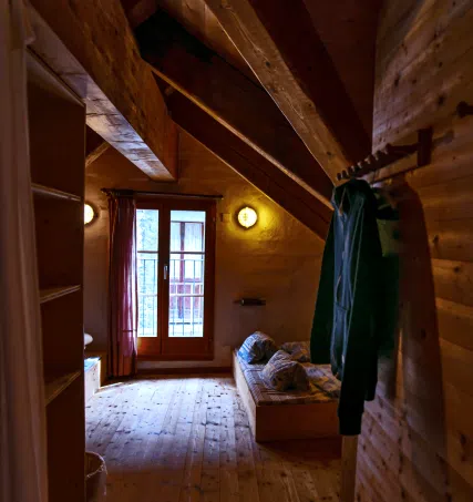 Schlafzimmer im Gruppenhaus Casa Antica Lavizzara mit Bett und Schrank - Gruppenunterkunft