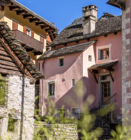 Casa Antica Lavizzara Gruppenunterkunft rosa Gebäude mit grünem Dach