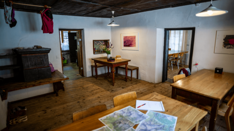 Gruppenunterkunft Casa Antica Lavizzara - Holztisch und Stühle im Zimmer