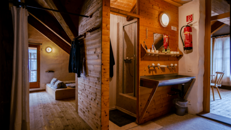 Gruppenunterkunft Casa Antica Lavizzara Badezimmer mit Waschbecken und Feuerlöscher