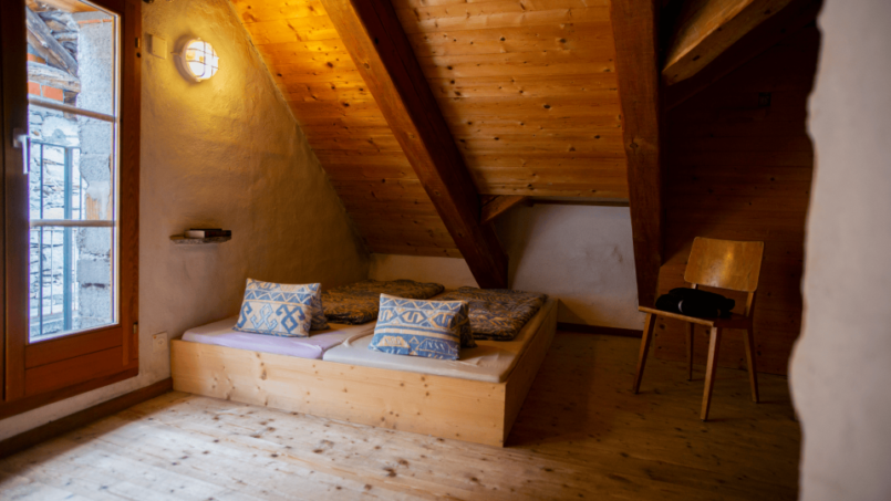 Gruppenunterkunft Casa Antica Lavizzara Dachzimmer Bett