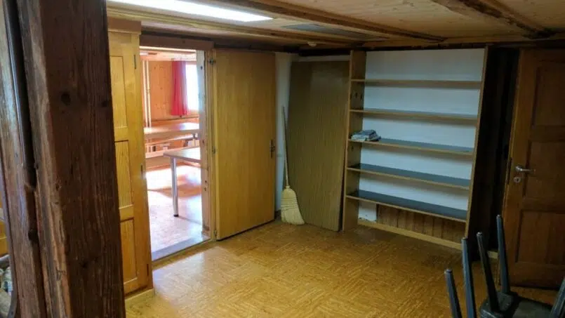 Gruppenunterkunft Cevi-Haus Kandersteg - Zimmer mit Holzboden und Holztür