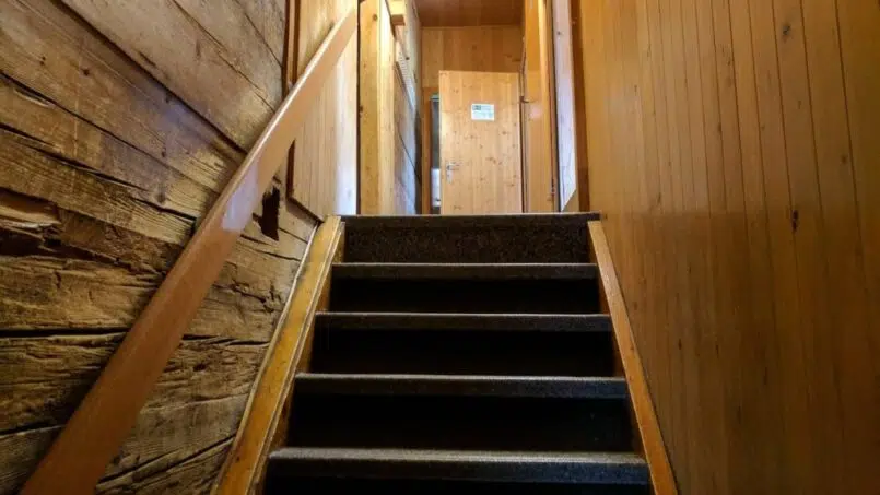 Gruppenunterkunft Cevi-Haus Kandersteg - Holztreppe zum Zimmer mit Holzwänden