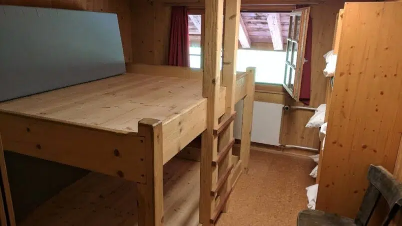 Gruppenunterkunft-Cevi-Haus-Kandersteg-Holzhütte-mit-Etagenbett