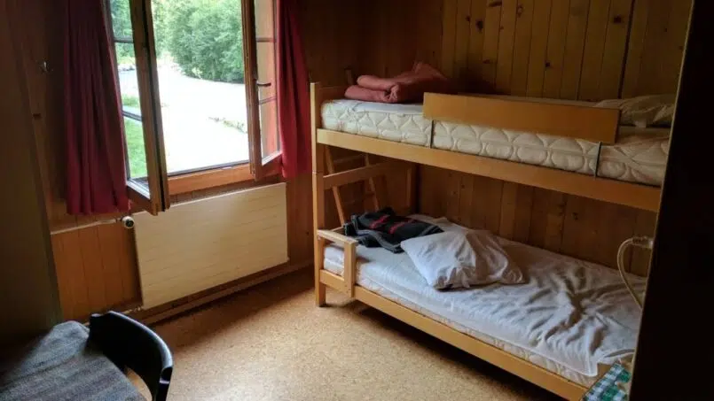Gruppenunterkunft Kandersteg Cevi Haus kleines Zimmer mit Etagenbetten und Fenster
