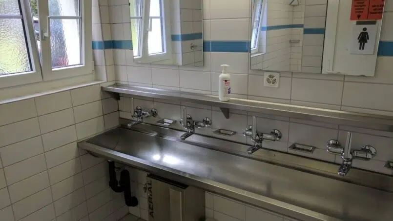 Gruppenunterkunft Cevi-Haus Kandersteg - Badezimmer mit zwei Waschbecken und Fenster