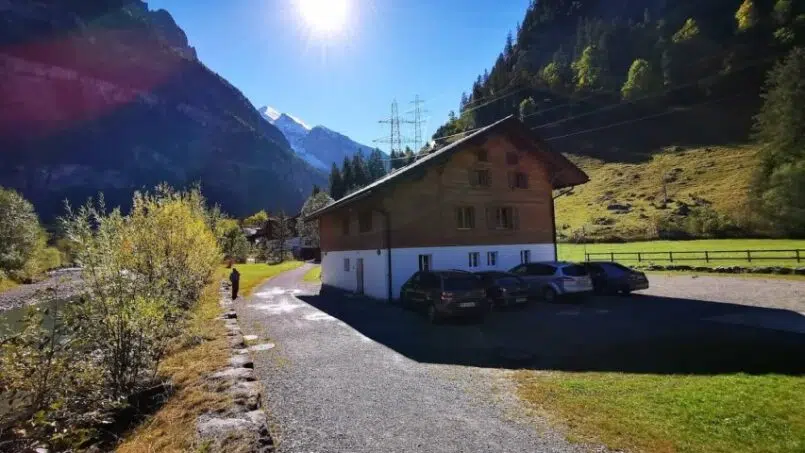 Gruppenunterkunft Cevi Haus Kandersteg Berge Autos Parkplatz