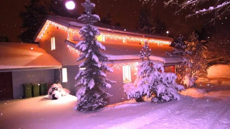 Gruppenunterkunft-CEVI-HUUS-Murgenthal-Glashütten-mit-weihnachtlicher-Beleuchtung-im-Schnee
