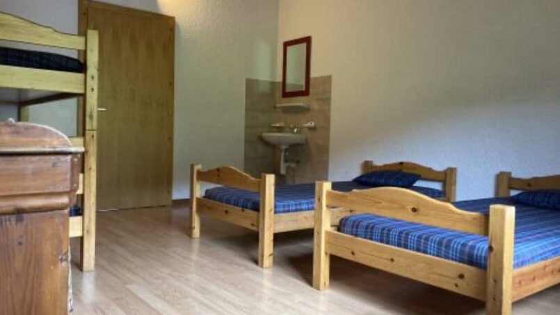 Gruppenunterkunft Chalet Bel-Oiseau La Lécherette Zimmer mit Etagenbetten und Holzboden
