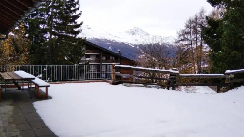 Schneebedeckte Gruppenunterkunft Chalet Les Amis in Les Collons mit Holzbank