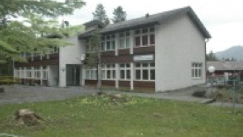 Gruppenunterkunft Christkath Jugendhaus Giswil umgeben von Bäumen und Gras