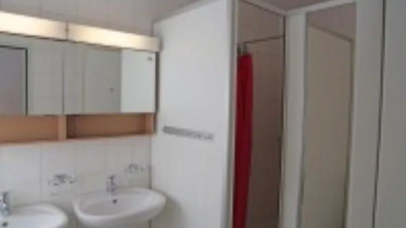 Gruppenunterkunft Christkath in Giswil - Badezimmer mit zwei Waschbecken und Spiegel