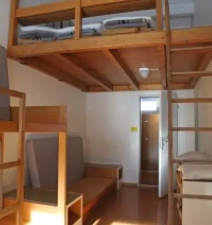 Gruppenunterkunft Haus Christkath Giswil - Zimmer mit Etagenbetten und Leiter