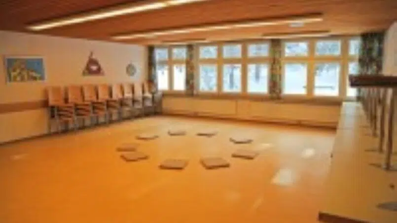 Gruppenunterkunft Christkath Jugendhaus in Giswil - Zimmer mit Stuhlkreis und Fenstern