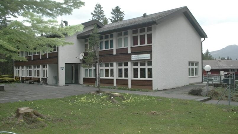 Gruppenunterkunft Christkath Jugendhaus Giswil umgeben von Bäumen