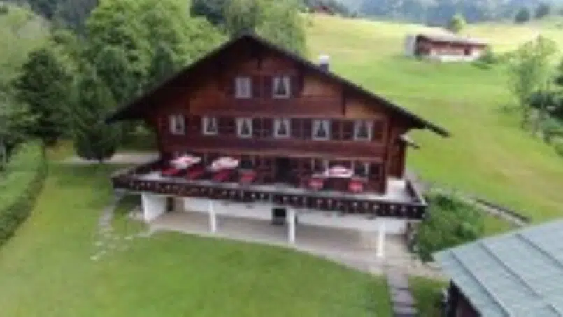 Gruppenunterkunft Clubhaus Baumen SAC Oberaargau Luftaufnahme Berge Grindelwald