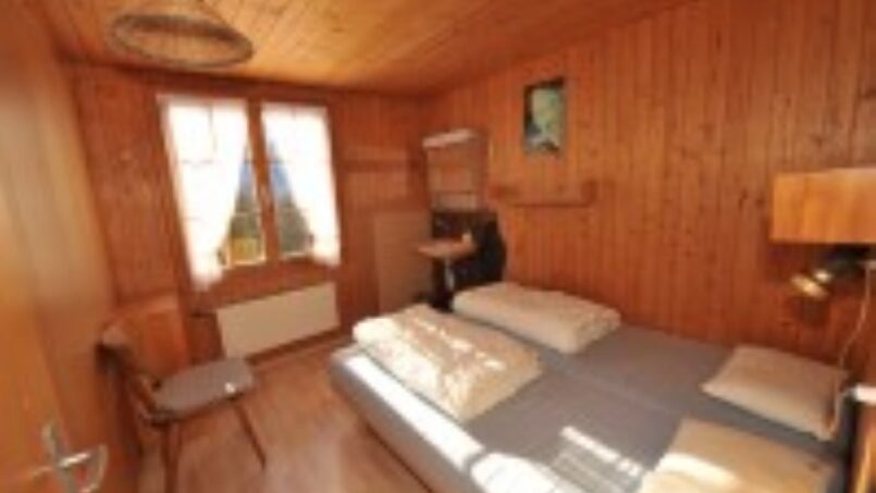Gruppenunterkunft Clubhaus Baumen SAC Oberaargau in Grindelwald Holzzimmer mit Bett