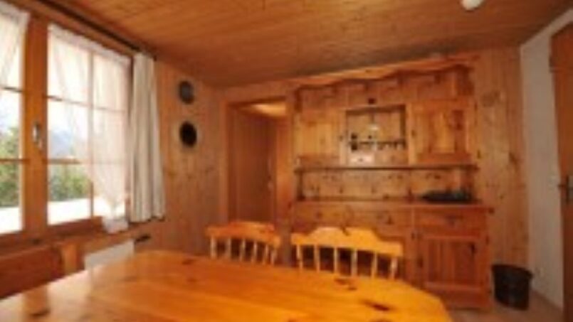 Gruppenunterkunft-Clubhaus-Baumen-SAC-Oberaargau-Holz-Esszimmer-Tisch-Stühle-Grindelwald