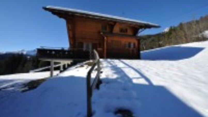 Gruppenunterkunft Clubhaus Baumen SAC Oberaargau Grindelwald Holzhütte auf verschneitem Hügel