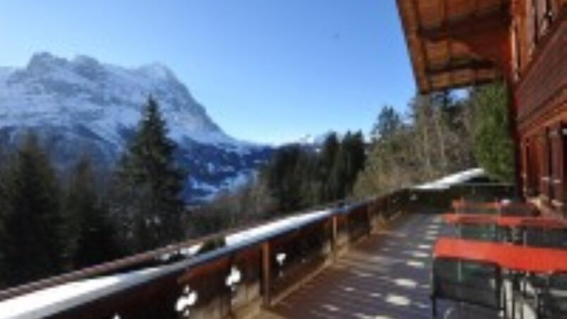 Gruppenunterkunft Clubhaus Baumen SAC Oberaargau mit Balkonaussicht auf verschneiten Berg in Grindelwald