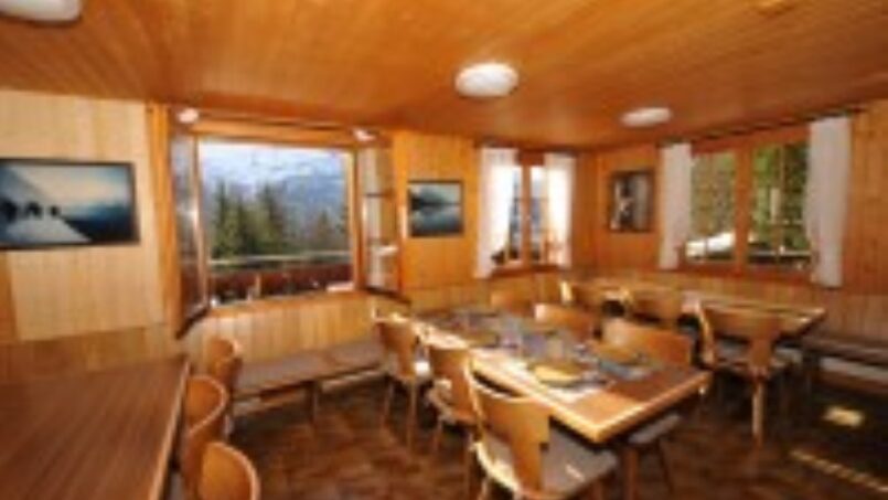 Gruppenunterkunft Clubhaus Baumen SAC Oberaargau Holz Esszimmer mit Bergblick in Grindelwald