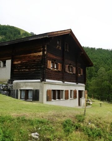 Gruppenunterkunft Clubhütte Feselalpe in Jeizinen/Gampel, Holzhaus auf grünem Hügel