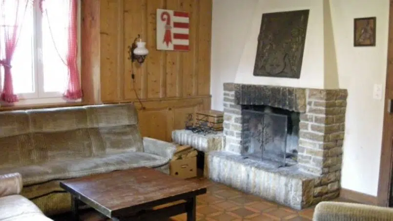Gruppenunterkunft Colonie du Creux des Biches Le Noirmont Wohnzimmer mit Kamin