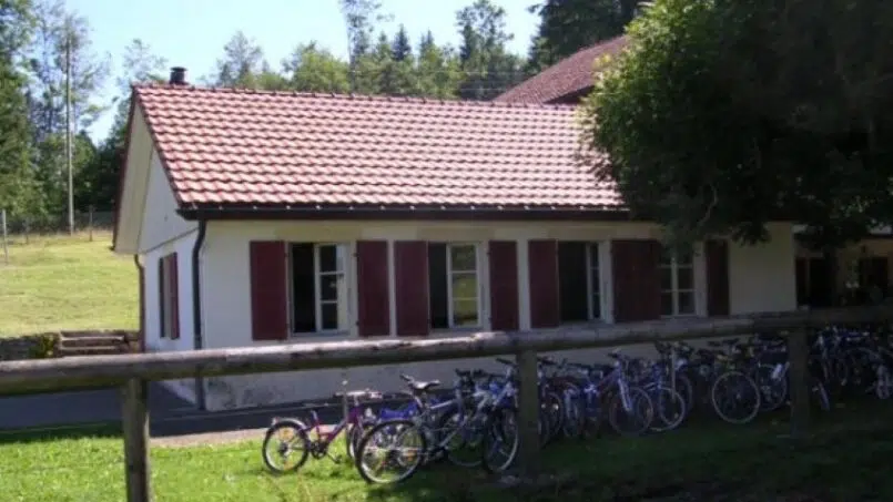 Gruppenunterkunft Colonie du Creux-des-Biches Le Noirmont mit parkierten Fahrrädern vor dem Haus