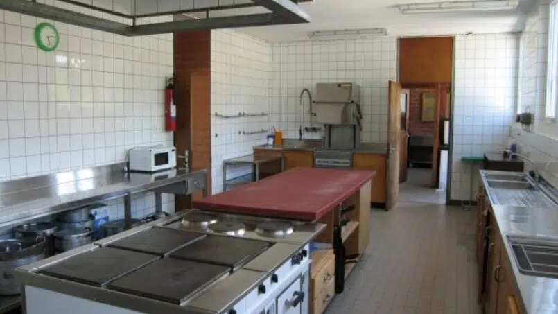 Gruppenunterkunft Echanges Scolaires Les Bayards - Geräumige Küche mit Herd und Ofen