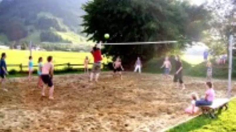 Gruppe spielt Volleyball im Sand am Erlebnisgästehaus Kanisfluh, Gruppenunterkunft in Bezau