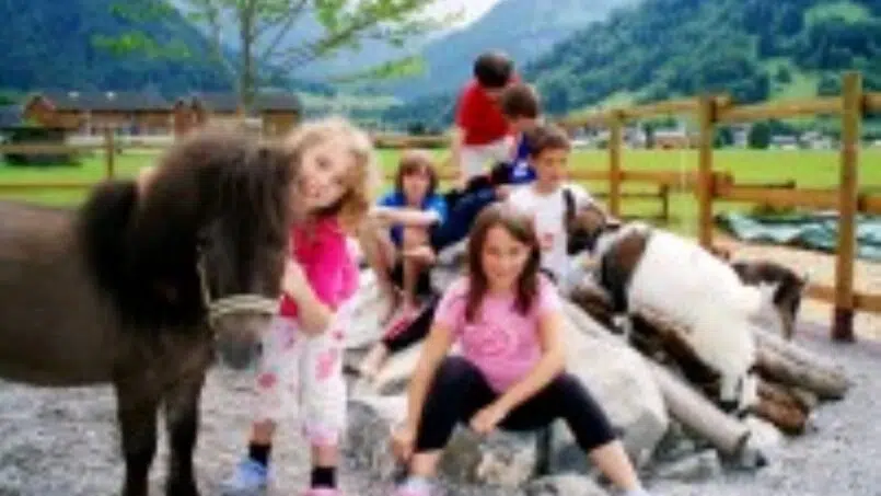 Gruppe von Kindern neben Pferd im Erlebnisgästehaus Kanisfluh Bezau - Gruppenunterkunft