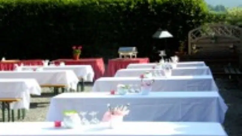 Gruppenunterkunft Erlebnisgästehaus Kanisfluh Bezau - Gartentisch mit weißen Tischdecken