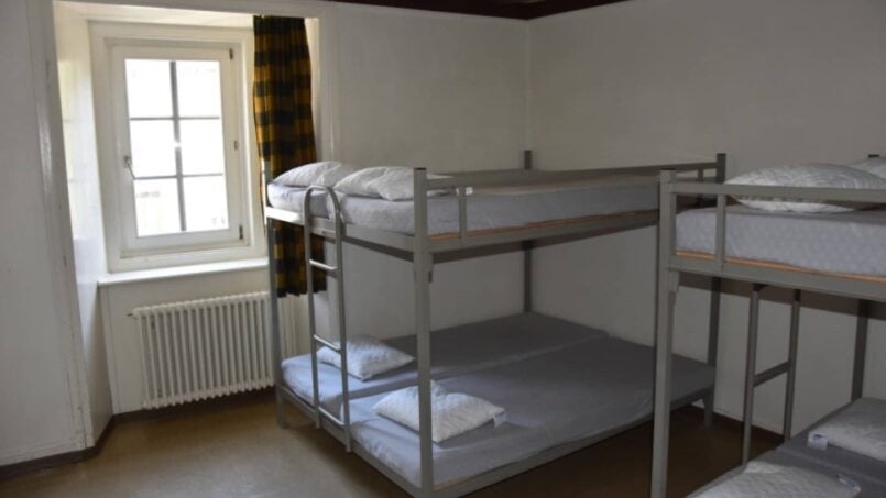 Gruppenunterkunft Ferienhaus Lenzburg Dreibettzimmer mit Fenster in Samedan