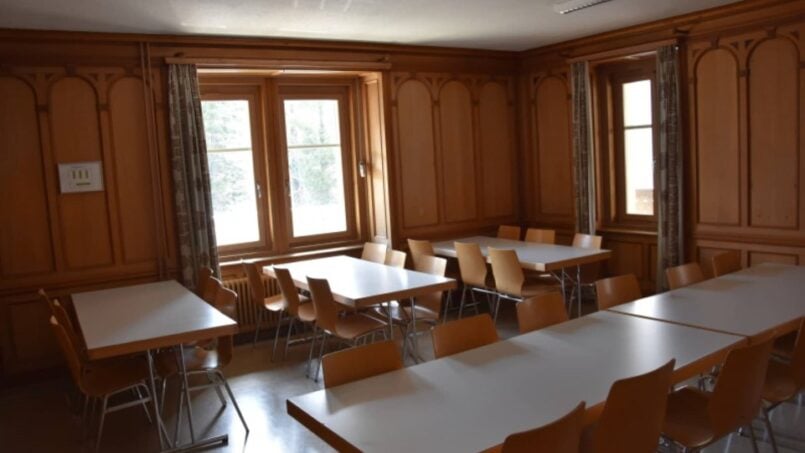 Gruppenunterkunft-Ferienhaus-Lenzburg-Holzwände-Tische-Stühle-in-Samedan