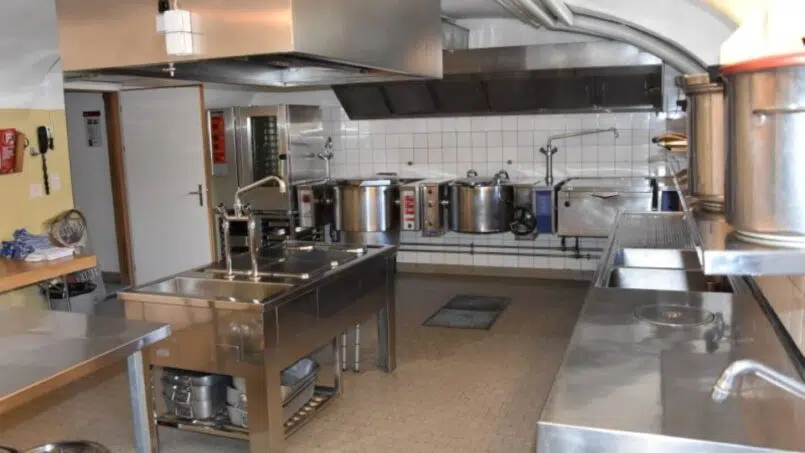 Großküche-Ferienhaus-Lenzburg-Gruppenunterkunft-Samedan-mit-Edelstahlgeräten